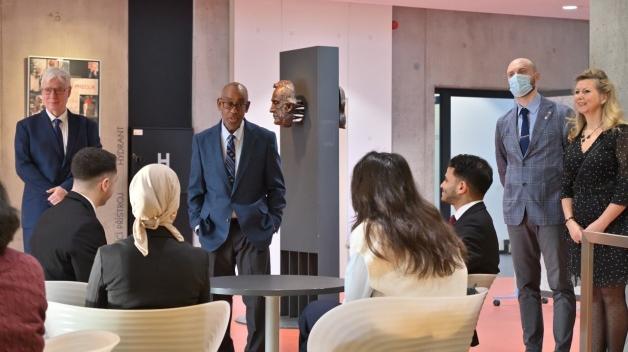 Prof. Zelalem Temesgen navštívil naši fakultu: Přinesl novinky v léčbě HIV a otevřel příležitosti pro studenty